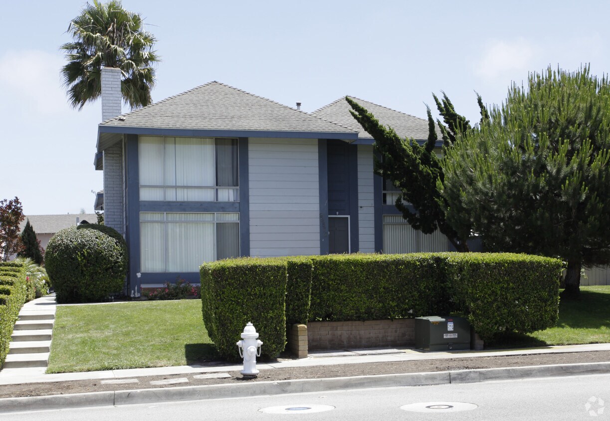 Primary Photo - 33572 Street Of The Blue Lanter