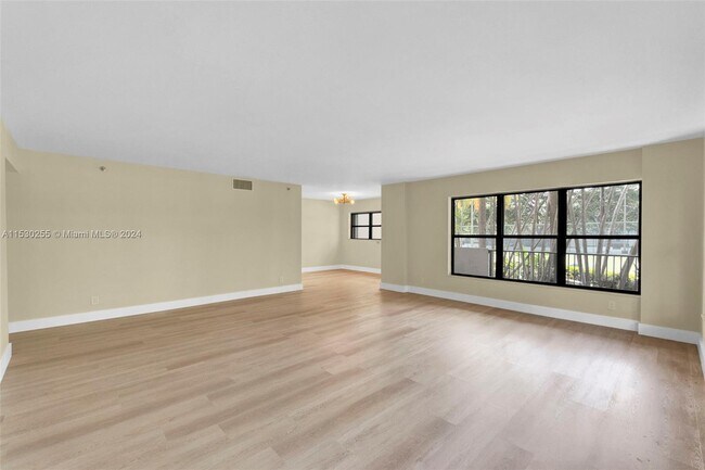Foto del edificio - 3200 Port Royale Dr N