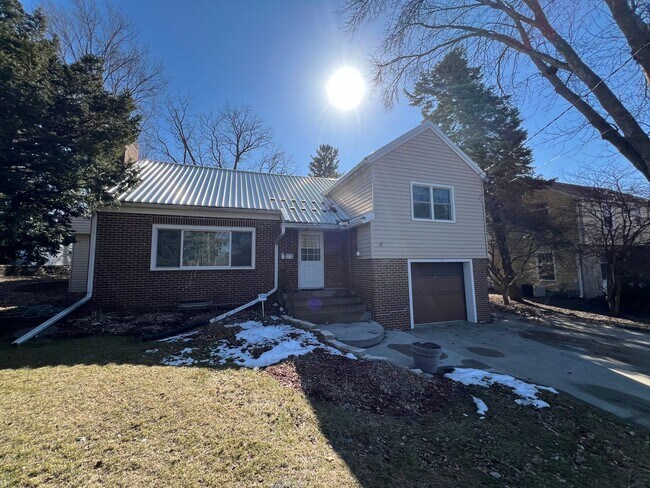 Building Photo - 5-bedroom, 3.5-bathroom with a Garage near...