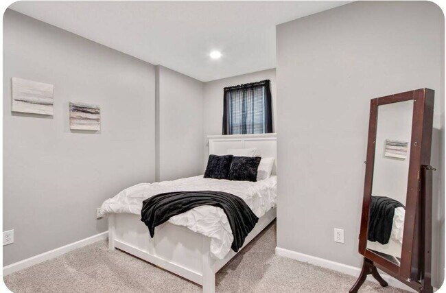Foto del edificio - Furnished 3-Bedroom Apartment Sleeping 4, Private Entrance and Free Laundry