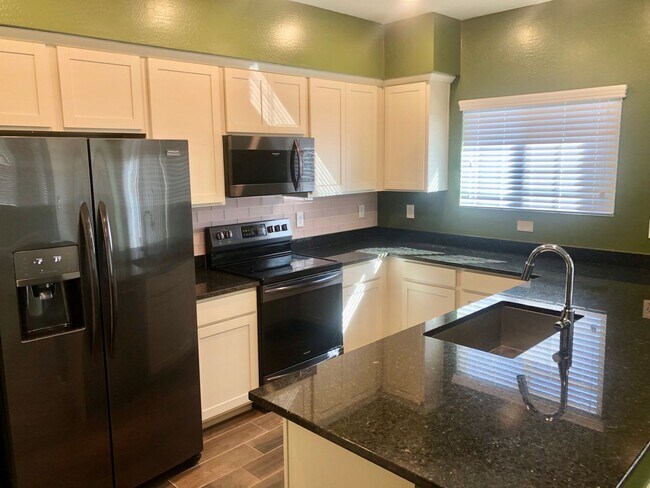 Building Photo - ELEGANT 2 Bed/ 2.5 bath Townhome In Gilbert!