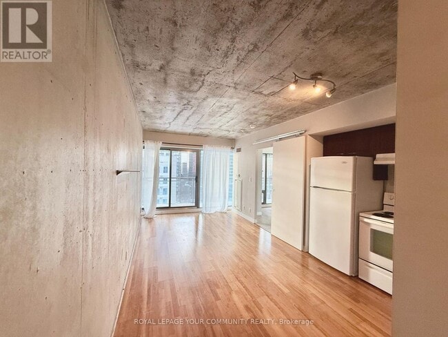 Building Photo - 22 Wellesley St E