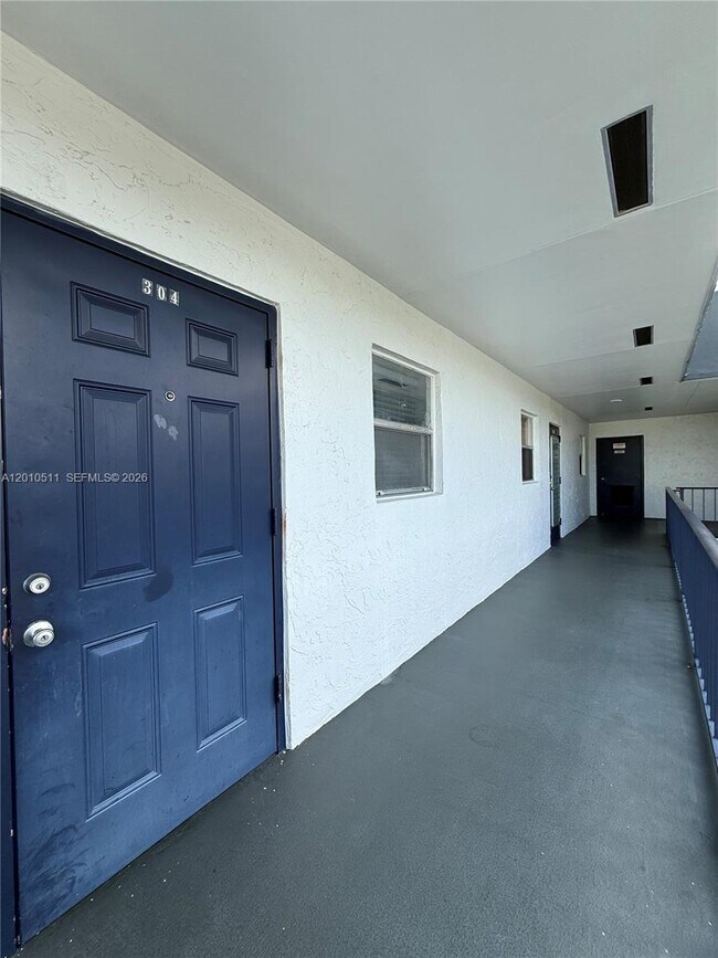 Foto del edificio - 8340 Sands Point Blvd