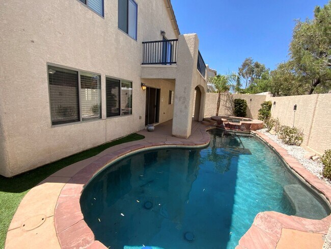 Foto del edificio - SUPER UPGRADED 3BD/2.5BA HOME W/ POOL/SPA!!