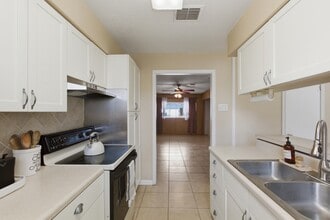 Building Photo - 13627 Greenway Dr