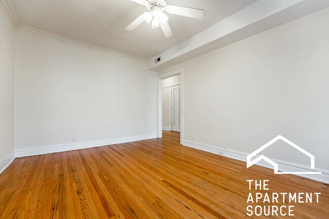 Building Photo - 1949 W Winnemac Ave