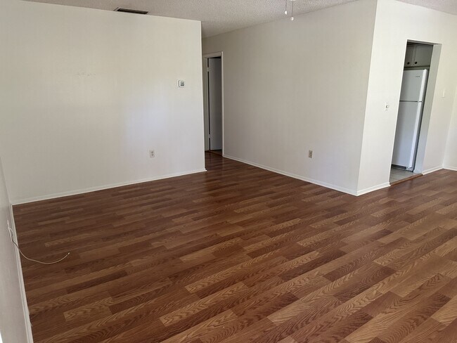 Foto del edificio - 4800 Rilma Ave