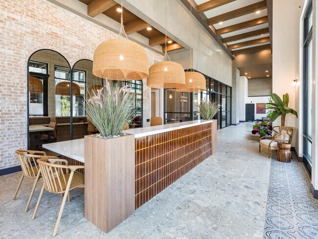 Una cálida bienvenida comienza aquí: nuestro salón de alquiler combina texturas modernas con un diseño inspirado en el desierto para ofrecer una nueva interpretación de la hospitalidad. - Modera Higley Commons