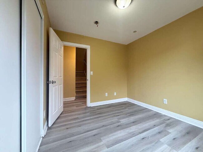 Building Photo - 943 W 68th St