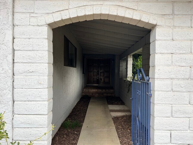 Foto del edificio - 3075 Royce Dr