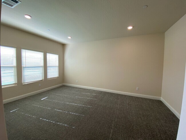 Foto del edificio - Beautiful home ready for your family available June!