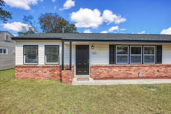 Foto del edificio - 2210 N Fernwood Dr