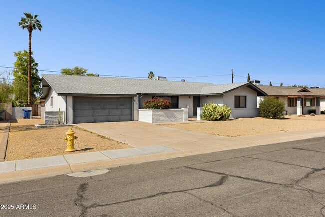 Building Photo - 1224 E Del Rio Dr