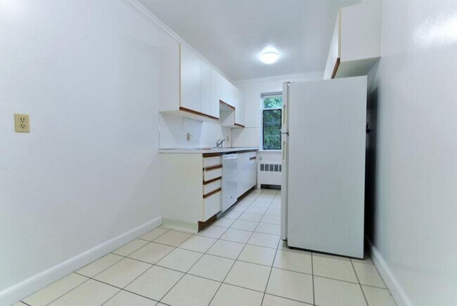Building Photo - 2BR 1Bth unit at Coolidge Corner, Heat/Hot...