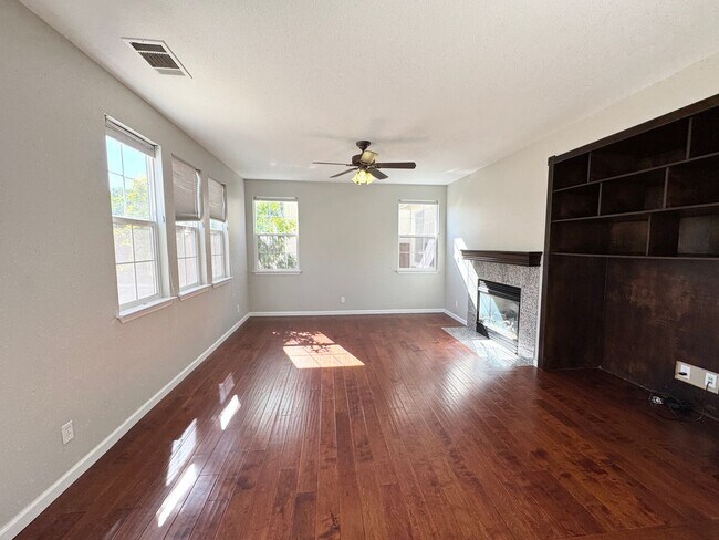 Foto del edificio - Perfect Shape Executive Single-Family Home...
