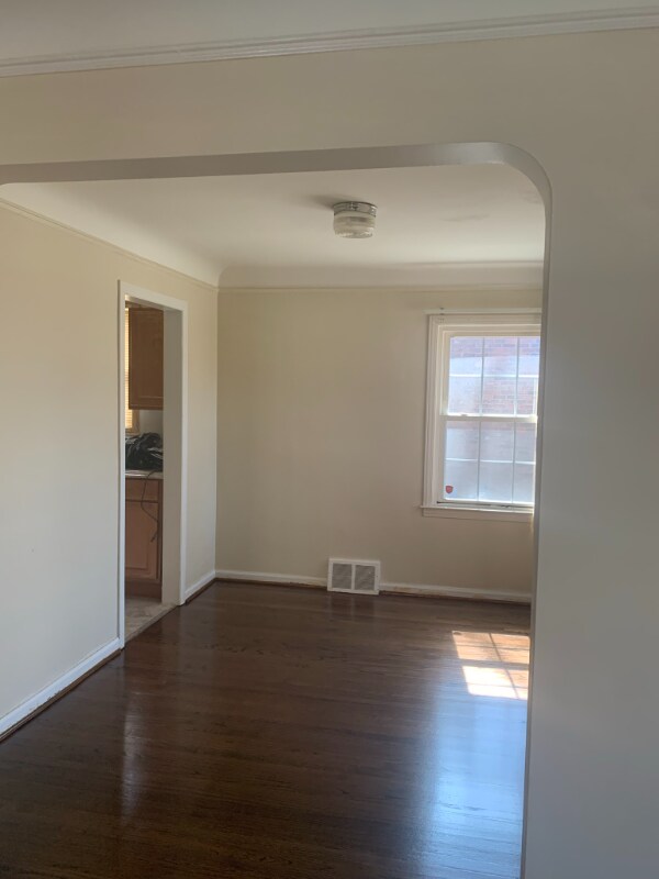 Foto principal - 8640 Riverdale St