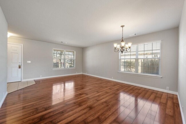 Foto del edificio - 1216 Mathias St