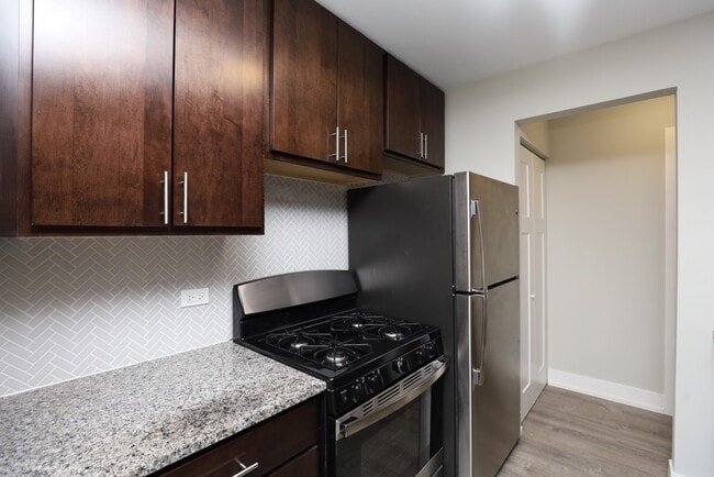 Building Photo - 533 W Surf St