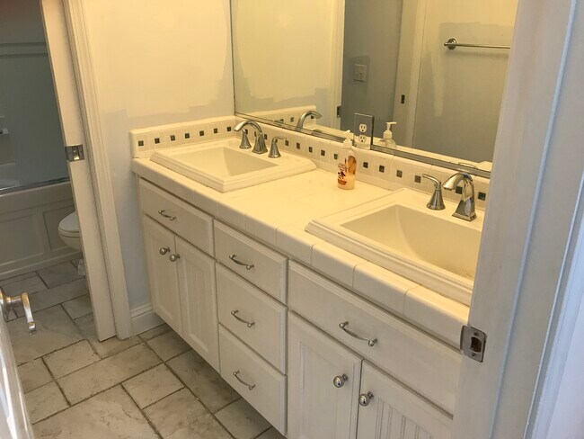 Building Photo - 833 San Ramon Ave