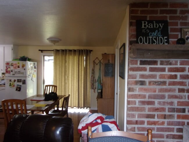 Building Photo - Single level pet friendly home