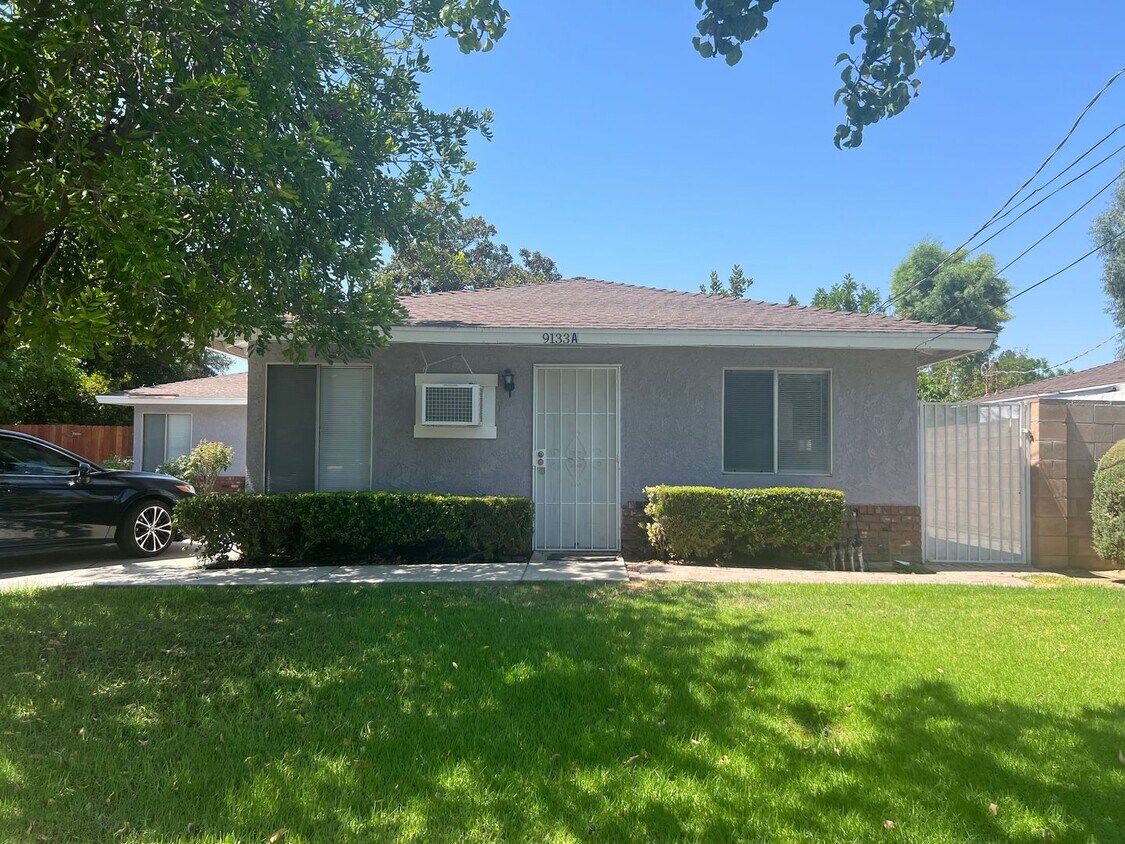 Primary Photo - 2 bedroom Duplex!