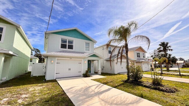 Building Photo - Charming 3-bedroom, 2.5-bathroom pet frien...