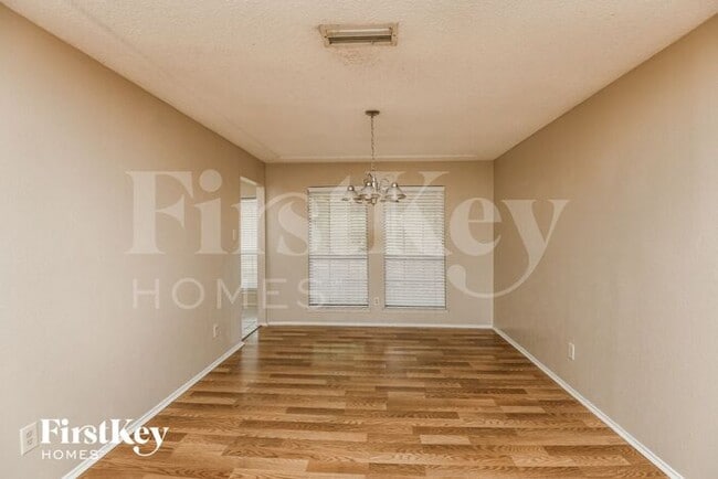 Building Photo - 826 Woodhaven Ln