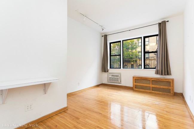 Foto del edificio - Bright, Over-Sized Upper East Studio