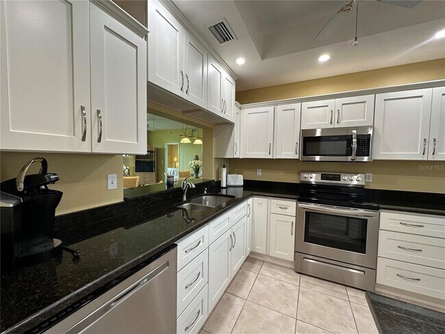 Building Photo - 9610 Club S Cir