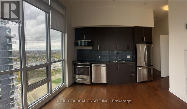 Building Photo - 2212 Lake Shore Blvd W