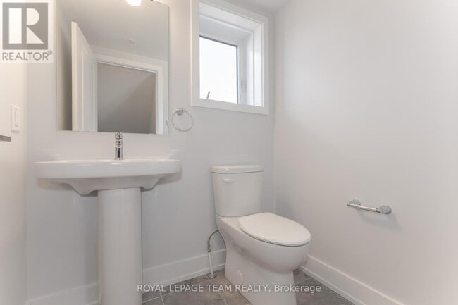 Building Photo - 748 Kinstead Private