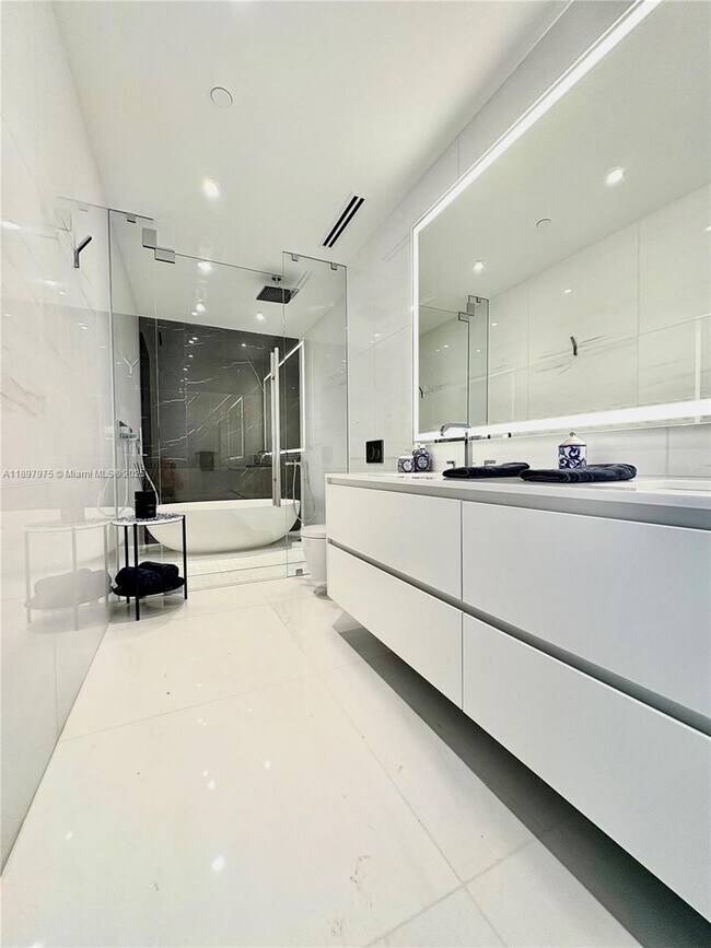 Building Photo - 300 Biscayne Blvd Way