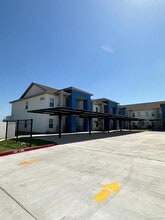 Building Photo - 6 Sylvia Handy Dr Building Photo - 6 Sylvia Handy Dr