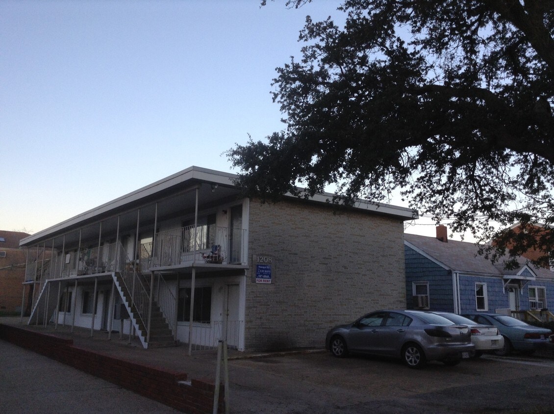 Primary Photo - 1208 Little Bay Ave