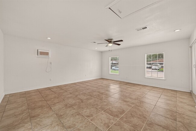 Foto del edificio - 6311 Tall Willow Dr
