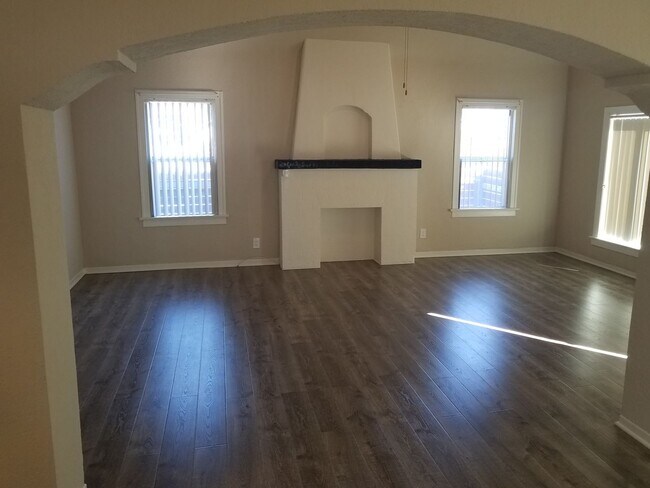 Building Photo - Nicely Renovated California Classic Home i...