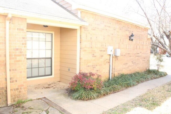 Building Photo - 915 Azalia Dr