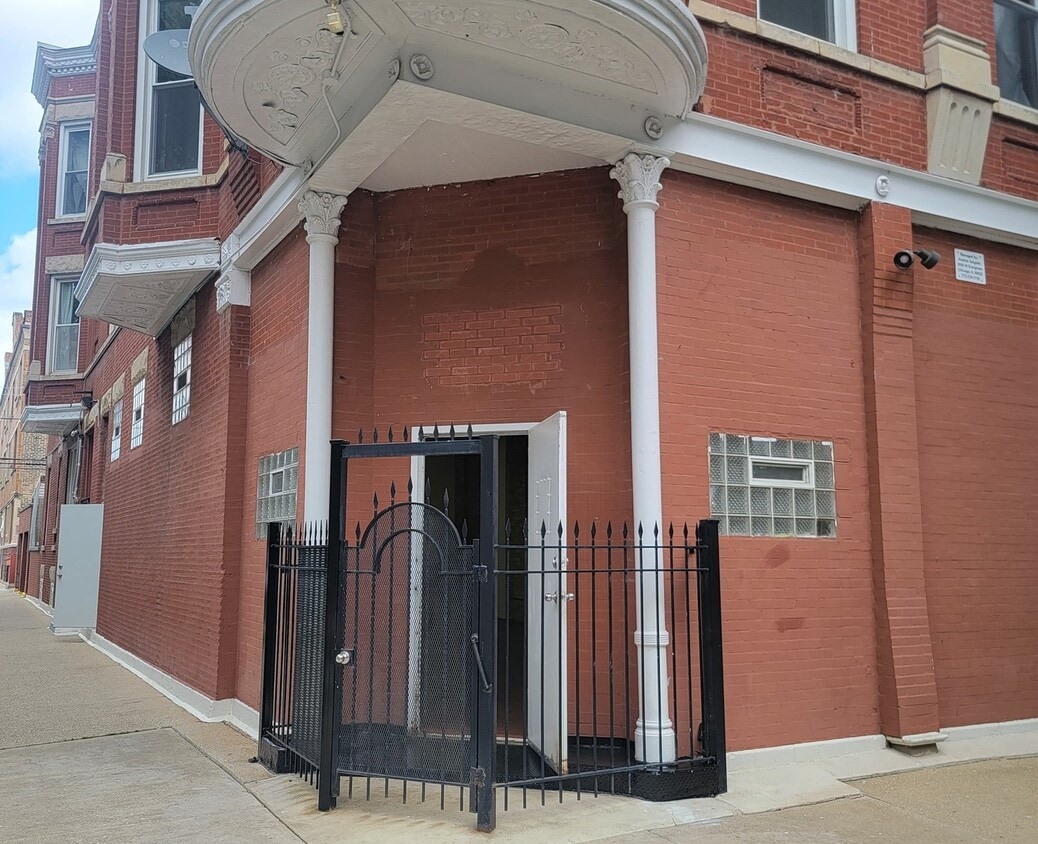 Primary Photo - 1341 N Washtenaw Ave