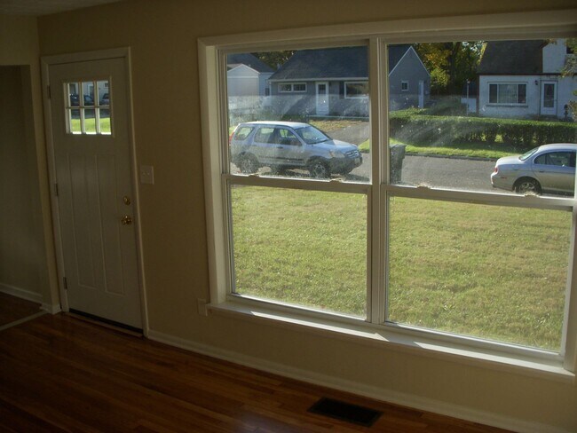Foto del edificio - **REMODELED 2-BEDROOM HOUSE w/ GARAGE!!**