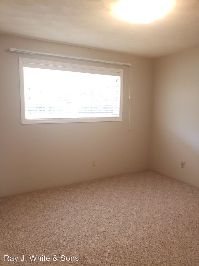 Building Photo - 1425 Buena Vista Dr