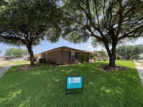Building Photo - 1401 Fieldstone Ct E