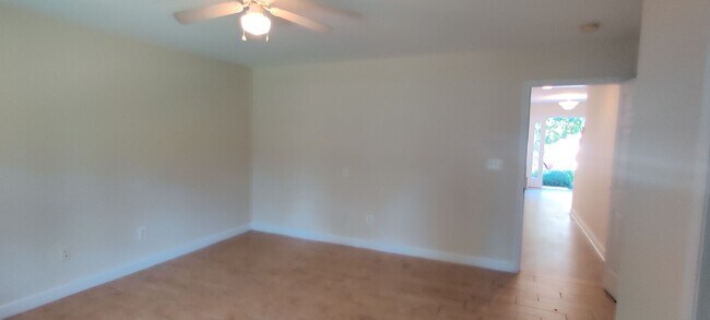 Foto del edificio - 4 bedroom townhome with garage
