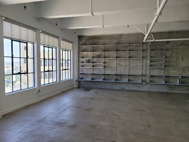 Building Photo - 746 S Los Angeles St