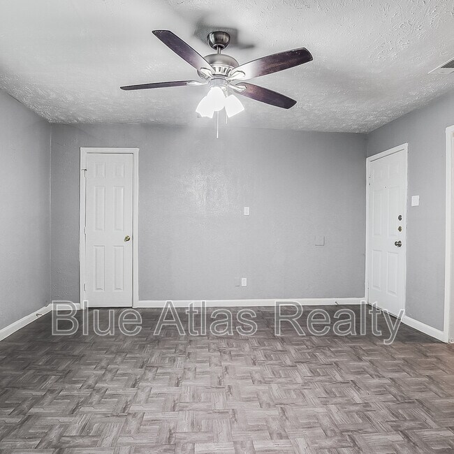 Foto del edificio - 2215 Riverview Dr