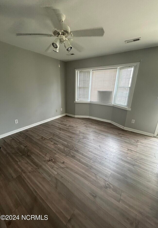 Foto del edificio - 2300 Vineyard Dr