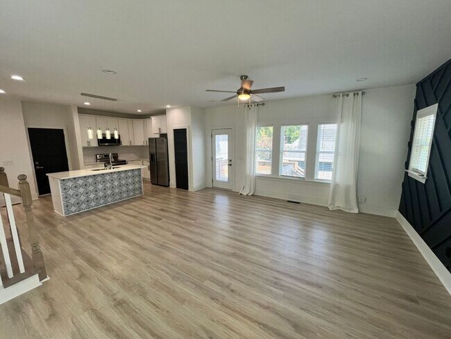 Building Photo - 463 Radnor St