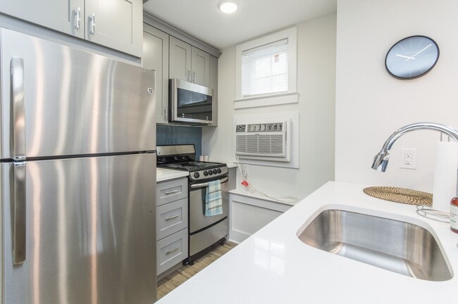 Building Photo - Hip 1 Bed/2Bath w/ Den; Gorgeous exterior and spacious interior features in Chestnut Hill!