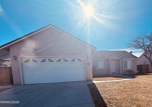 Building Photo - 981 Julia Ln