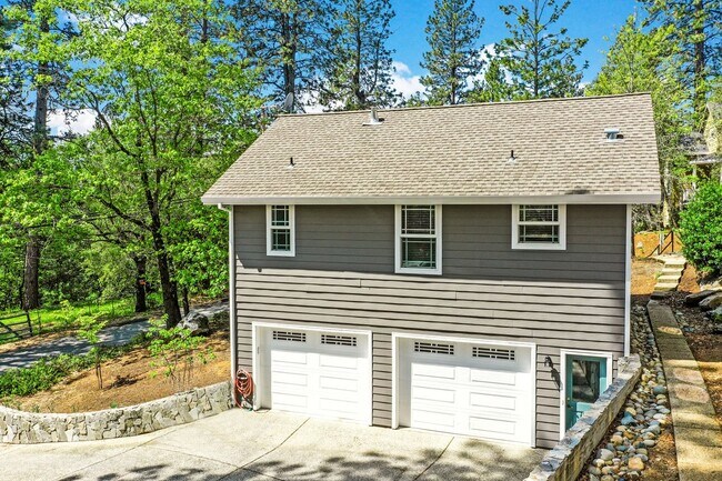 Foto del edificio - 612 Chief Kelly Dr