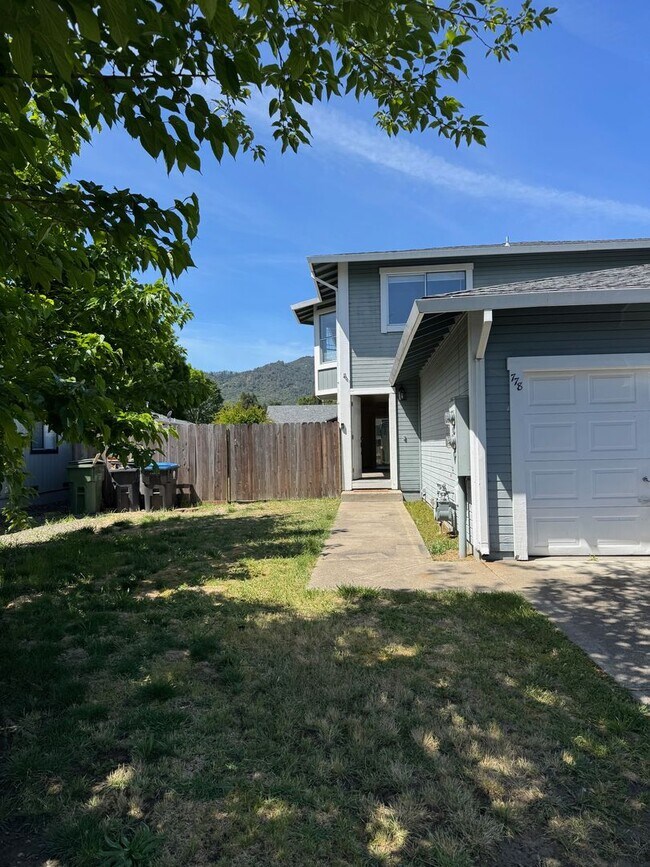 Foto del edificio - Charming 3 bedroom 1.5 bathroom Two story Town House with an attached garage.